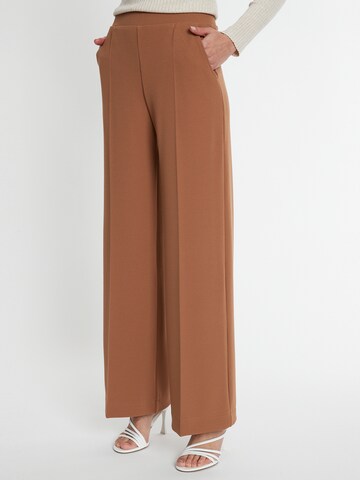 Ana Alcazar Loose fit Trousers with creases in Brown: front