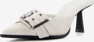 BershkaNatikače s potpeticom - bijela boja: prednji dio