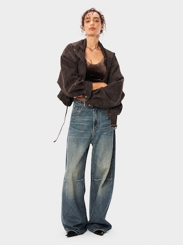 Veste mi-saison 'Vintage Cropped Suede Jacket with Belt' yoligex en gris