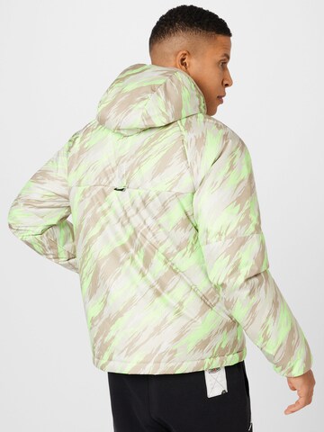 Nike Sportswear - Chaqueta de entretiempo en verde