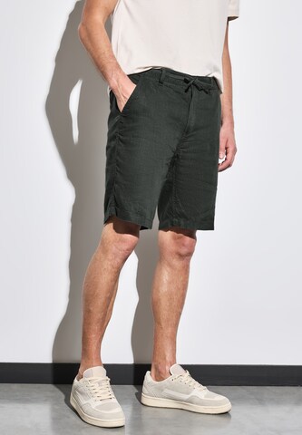 Street One MEN Regular Shorts in Grün: Vorderseite