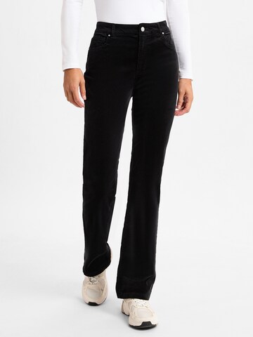 Marie Lund Regular Trousers in Black: front