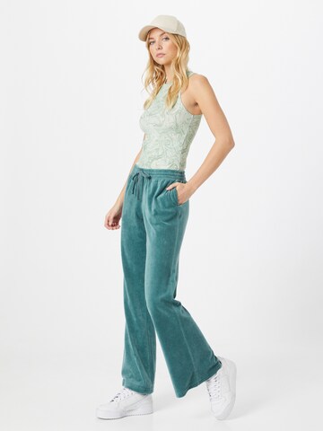 WEEKDAY - Bootcut Calças 'Roxanna' em verde