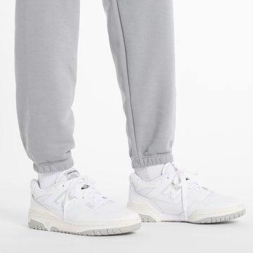 new balance Tapered Hose in Grau
