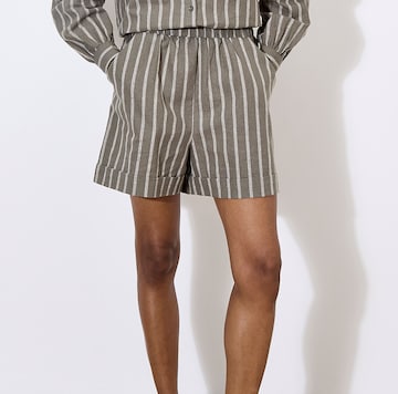 Regular Pantalon Apricot en vert : devant
