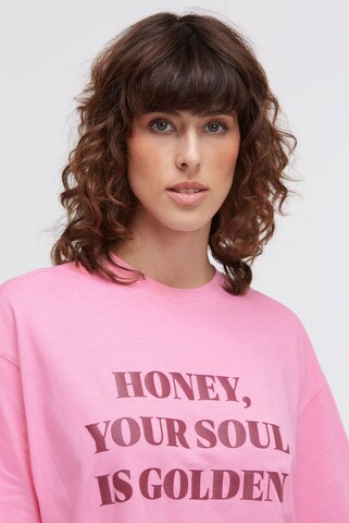SENSES.THE LABEL T-Shirt TE:CLA Oversized mit Wording Print in Pink