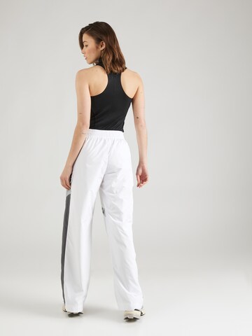 Nike Sportswear Ohlapna forma Kargo hlače | bela barva