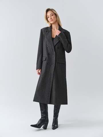 Cappotto di mezza stagione di MB by Marta Buzolic in grigio: frontale
