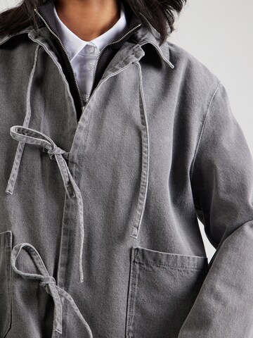 Veste mi-saison 'ONLThille' ONLY en gris