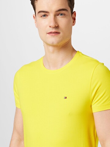 TOMMY HILFIGER Slim Fit T-Shirt in Gelb