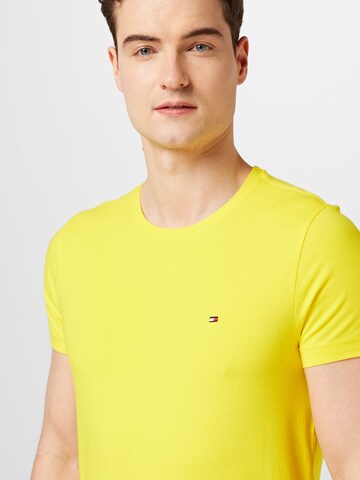 TOMMY HILFIGER Slim fit Μπλουζάκι σε κίτρινο