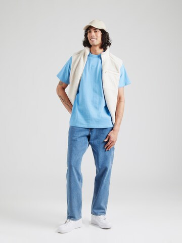 Nike Sportswear Tričko 'PREMIUM ESSENTIALS' – modrá