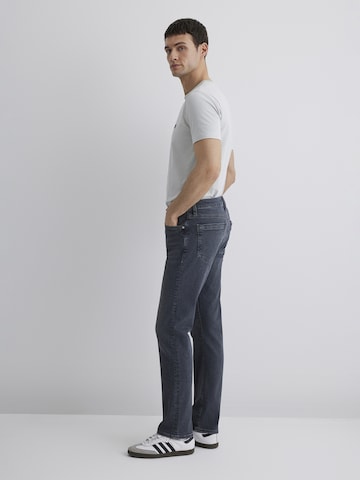 Mavi Slimfit Jeans  ' JAKE ' in Grau