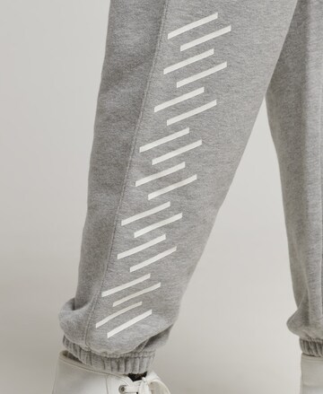 Superdry Tapered Hose in Grau