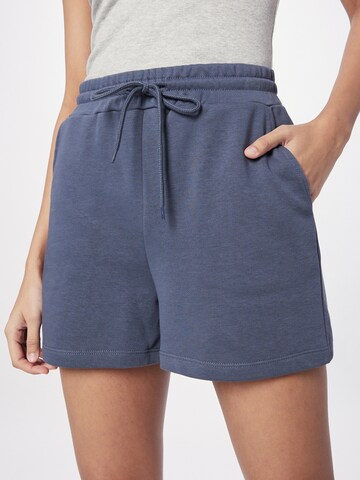 PIECES Regular Shorts 'CHILLI' in Blau