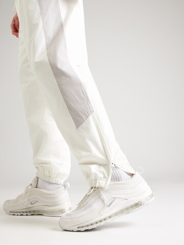 Nike Sportswear Tapered Byxa i vit
