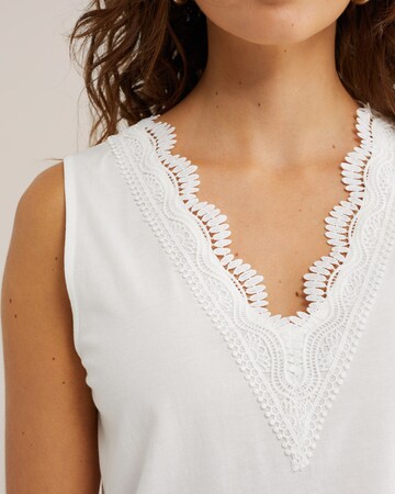 WE Fashion Toppi värissä valkoinen