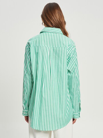 Calli - Blusa em verde: atrás