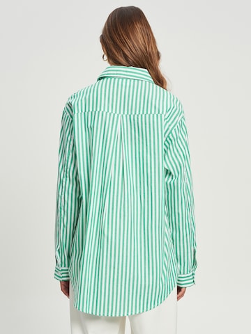 Calli - Blusa em verde: atrás
