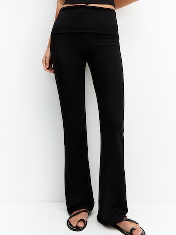 Pull&Bear Rozkloszowany krój Spodnie w kolorze czarny