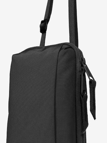 EASTPAK Чанта за през рамо тип преметка в черно