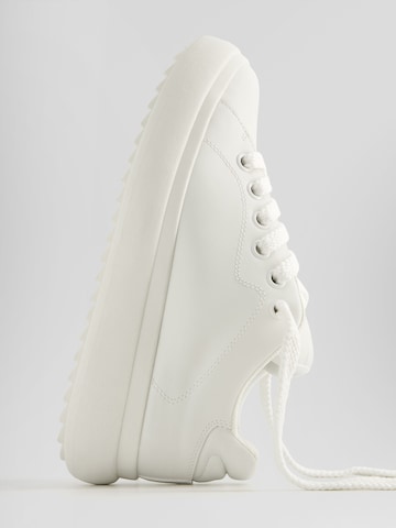 Baskets basses Bershka en blanc