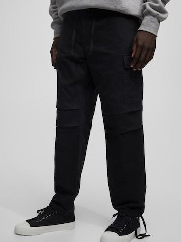 Pull&Bear Szabványos Cargo nadrágok - fekete