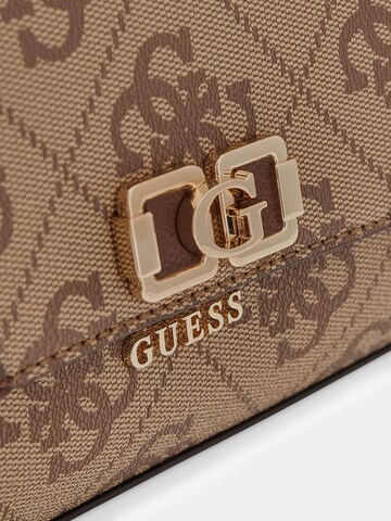 GUESS Schultertasche 'Karnilla' in Braun