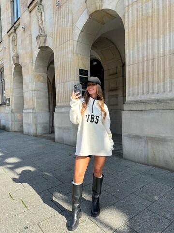 V!BE STUD!OS Sweater in White
