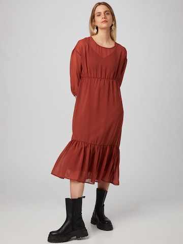 Robe 'Liz' ABOUT YOU x MOGLI en marron : devant