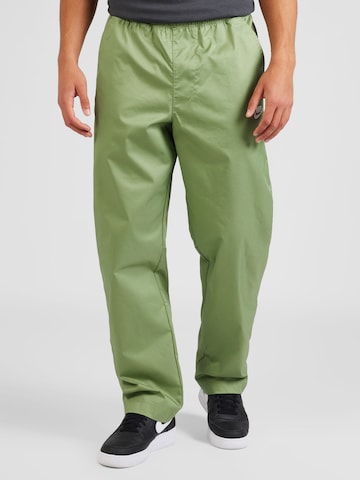 Loosefit Pantaloni 'CLUB' de la Nike Sportswear pe verde: față