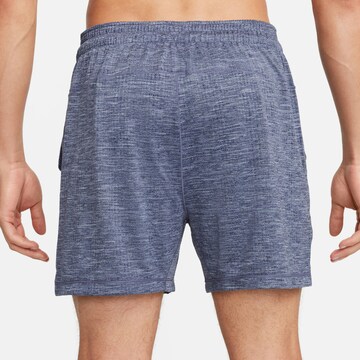 NIKE Regular Sportshorts in Blau