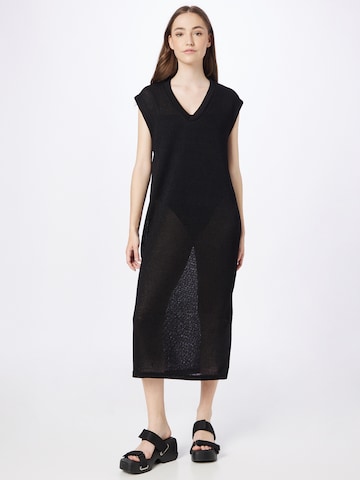 b.young - Vestido de punto en negro: frente