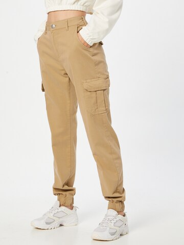 Urban Classics Tapered Cargo Pants in Green: front