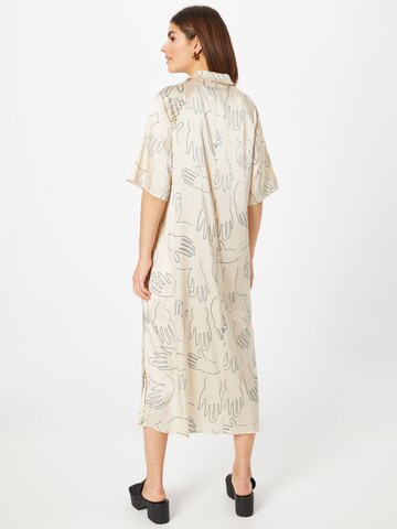 Monki - Vestido camisero en beige