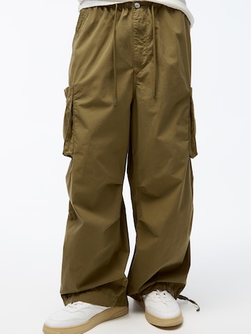 Pull&BearLoosefit Cargo hlače - zelena boja: prednji dio