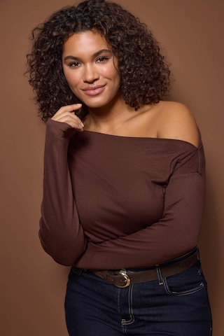 T-shirt Trendyol Curve en marron : devant