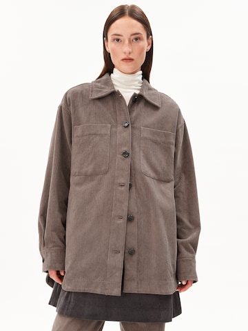 Veste mi-saison ARMEDANGELS en marron : devant