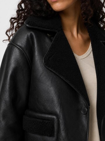 Giacca invernale '17158758' di PIECES in nero