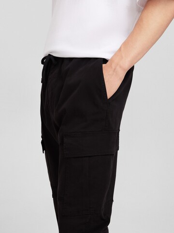 Bershka Tapered Cargobukser i sort