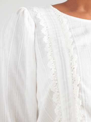 Camicia da donna 'CARTilo' di ONLY Carmakoma in bianco