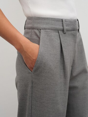 RÆRE by Lorena Rae Wide leg Pleat-Front Pants 'Donia' in Grey