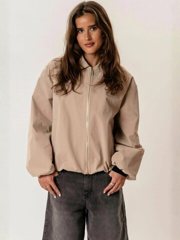 TEESHOPPEN Kurtka przejściowa ' Ines ' w kolorze beżowy: przód