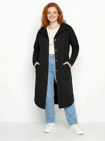 Shape Of You Mantel in Schwarz: Vorderseite