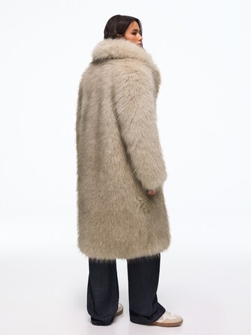 Bershka Winter coat in Beige: back