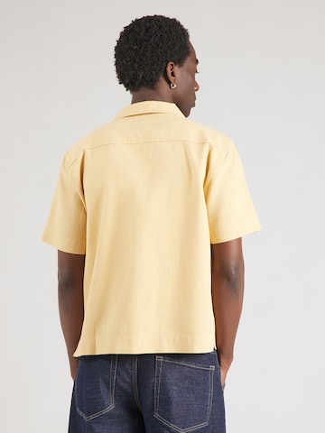 Coupe regular Chemise Abercrombie & Fitch en jaune