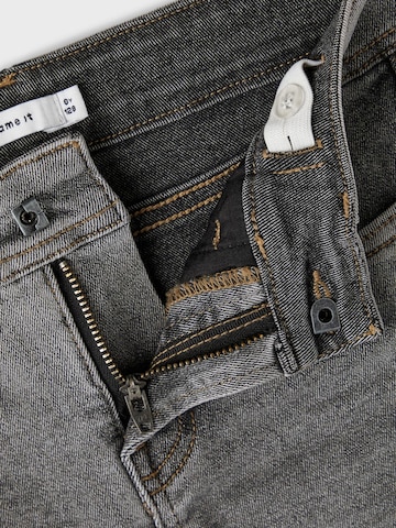 regular Jeans 'Pete' di NAME IT in grigio