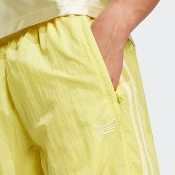 Loosefit Pantalon 'Adicolor 2000s' ADIDAS ORIGINALS en jaune