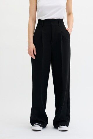 My Essential Wardrobe Wide leg Pleat-Front Pants in Black: front