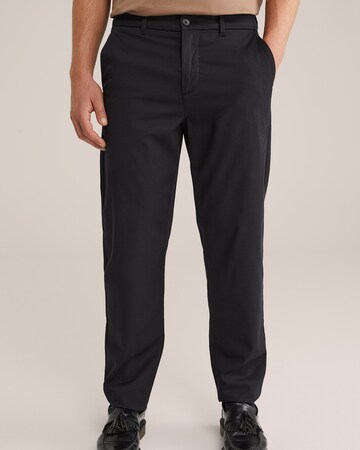 WE Fashion - Regular Calças chino em preto: frente